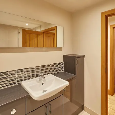 Host & - Simon Howe *