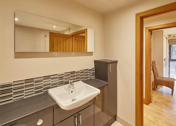 Host & - Simon Howe *